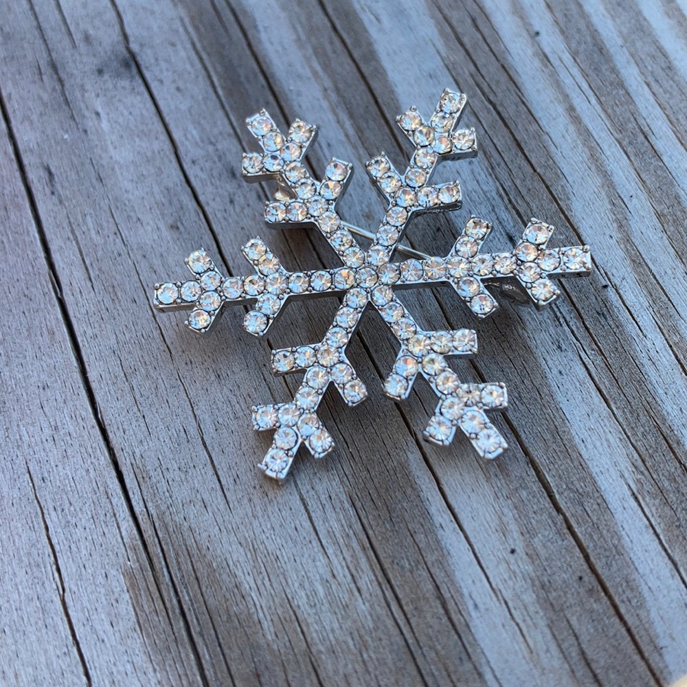 ⚜️Diamond Snowflake Brooch!